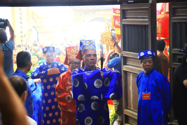 Autrefois, la Fête durait 15 jours au cours du deuxième mois lunaire. Mais aujourd’hui, la Fête ne dure que 3 jours, les 14, 15 et 16 du deuxième mois lunaire.