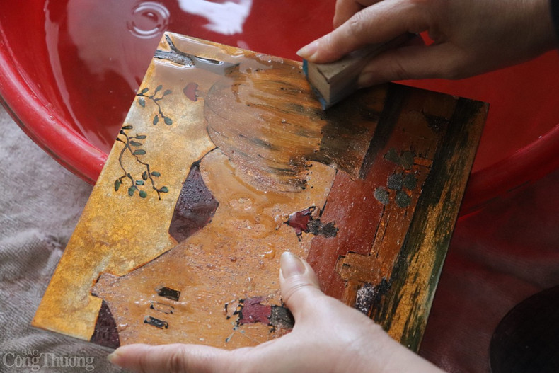 Il faut un grand nombre d’étapes pour créer un objet en laque sophistiqué et magnifique. Toutes les étapes sont étroitement liées les unes aux autres, une étape manquée peut conduire à un produit imparfait tant en termes de durabilité que d’esthétique.