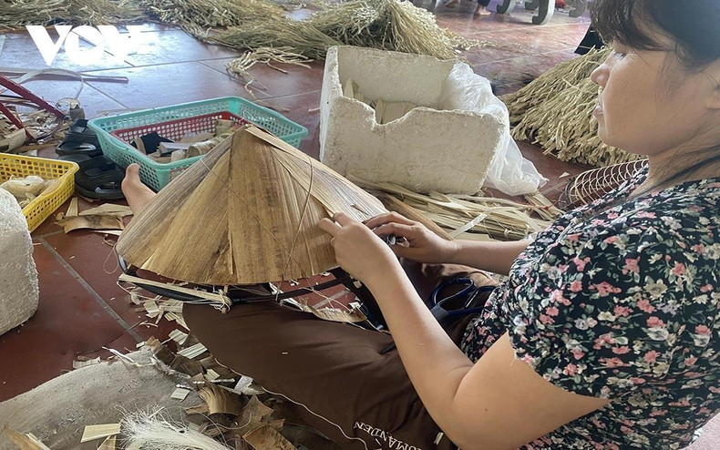 L'artisan dispose habilement les couches de feuilles et de pousses pour aider le chapeau à rester plat, sans créer de rides ni de saillies, créant ainsi un aspect très esthétique.