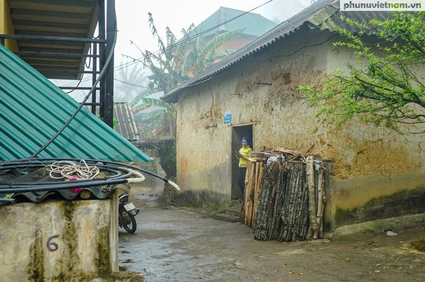 Depuis que le tourisme communautaire s’est développé, la vie des locaux s’est améliorée. En plus des revenus provenant de l’activité de famille d’accueil, les gens fournissent également des services pour guider les touristes lors de leurs visites et leur vendre des produits agricoles. Photo : phunuvietnam.vn