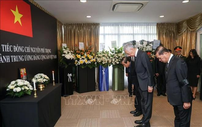 Lee Hsien Loong, secrétaire général du Parti d'action populaire (PAP), ministre senior et ancien Premier ministre de Singapour, rend hommage au Secrétaire général Nguyên Phu Trong. Photo : VNA. Lee Hsien Loong, secrétaire général du Parti d'action populaire (PAP), ministre senior et ancien Premier ministre de Singapour, rend hommage au Secrétaire général Nguyên Phu Trong. Photo : VNA.