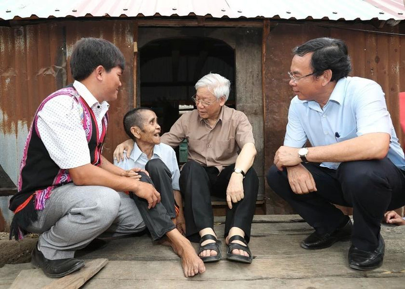 Le secrétaire général du Part communiste du Vietnam, Nguyên Phu Trong, rend visite à la famille du soldat blessé Dinh Phi, dans le village de Tung Ke 2, district de Chu Se, province de Gia Lai, dans l’après-midi du 12 avril 2017. Photo : VNA.