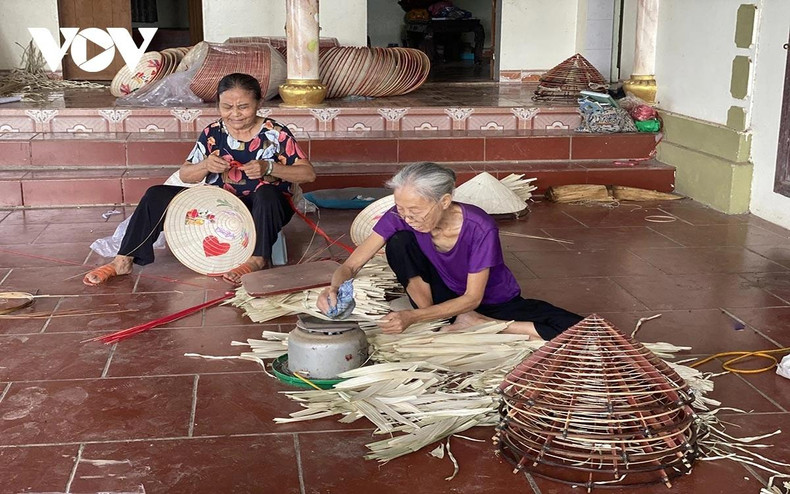 Pour les habitants de Mao Cau, l'artisanat de fabrication de chapeaux coniques est une fierté et une caractéristique unique du village en particulier et de la province de Hung Yen en général.