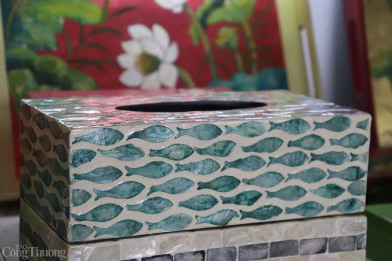 Les Ha Thai créent également des milliers de produits attrayants pour répondre aux goûts et aux demandes des clients nationaux et étrangers, notamment des bols, des assiettes, des vases, des plateaux, des peintures, des mosaïques et bien d’autres encore.