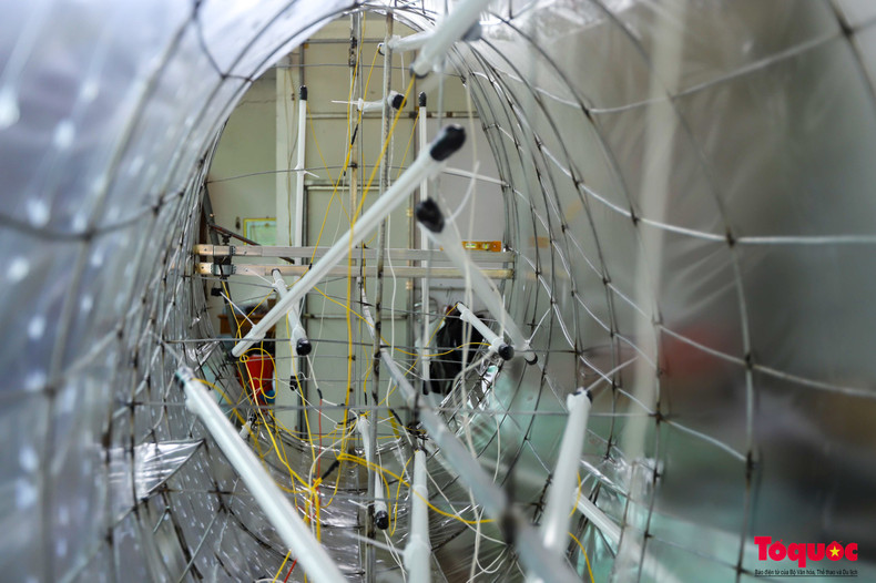 Le système électrique utilise principalement des ampoules LED pour économiser de l’électricité et minimiser les risques d’incendie. Le système électrique utilise principalement des ampoules LED pour économiser de l’électricité et minimiser les risques d’incendie.