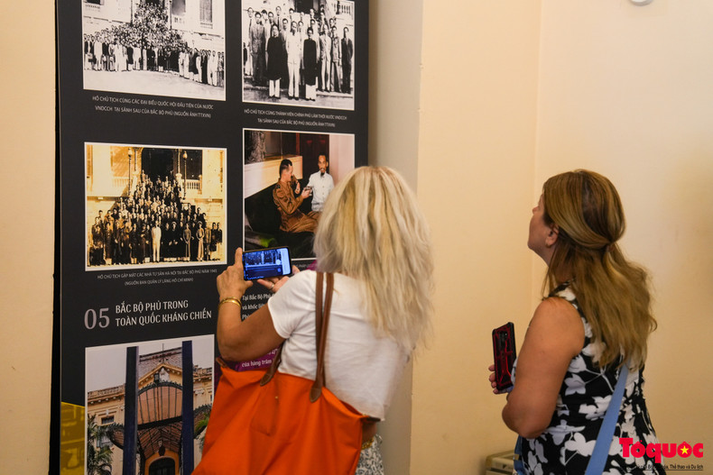 De nombreux touristes étrangers visitent cet endroit pour la première fois. « C’était une chance pour moi de venir au Vietnam à ce moment, j'ai pu visiter le Palais du Tonkin, l'Opéra de Hanoi, l'Université nationale et bien d'autres belles œuvres architecturales », a indiqué Sophia Du, touriste française. De nombreux touristes étrangers visitent cet endroit pour la première fois. « C’était une chance pour moi de venir au Vietnam à ce moment, j'ai pu visiter le Palais du Tonkin, l'Opéra de Hanoi, l'Université nationale et bien d'autres belles œuvres architecturales », a indiqué Sophia Du, touriste française.