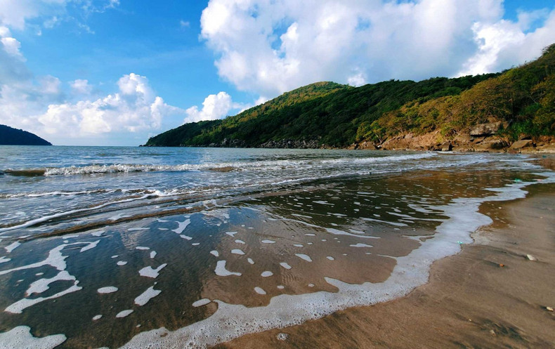 Hon Khoai entouré de forêts et de montagnes, d’eau de mer d’un bleu doux et de reliques teintées par le temps. Photo : baoquocte.vn