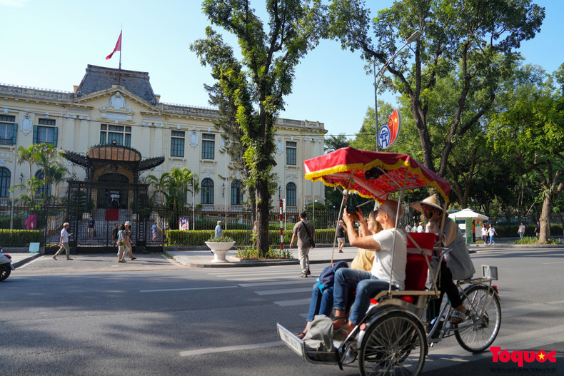 Un pavillon fait face au Palais du Tonkin, où le public peut admirer l'ensemble du bâtiment ainsi que prendre des photos souvenirs. Un pavillon fait face au Palais du Tonkin, où le public peut admirer l'ensemble du bâtiment ainsi que prendre des photos souvenirs.