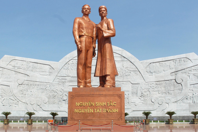 Le monument de l’Oncle Hô et de son père dans la province de Binh Dinh. C’est un événement significatif pour la province de Binh Dinh lorsque le monument du Président Hô Chi Minh, connu dans sa jeunesse sous le nom de Nguyên Tât Thành, et de son père Nguyên Sinh Sac, a été inauguré en 2017, à l’occasion du 127e anniversaire de la naissance du grand dirigeant.Photo : binhdinh.gov.vn