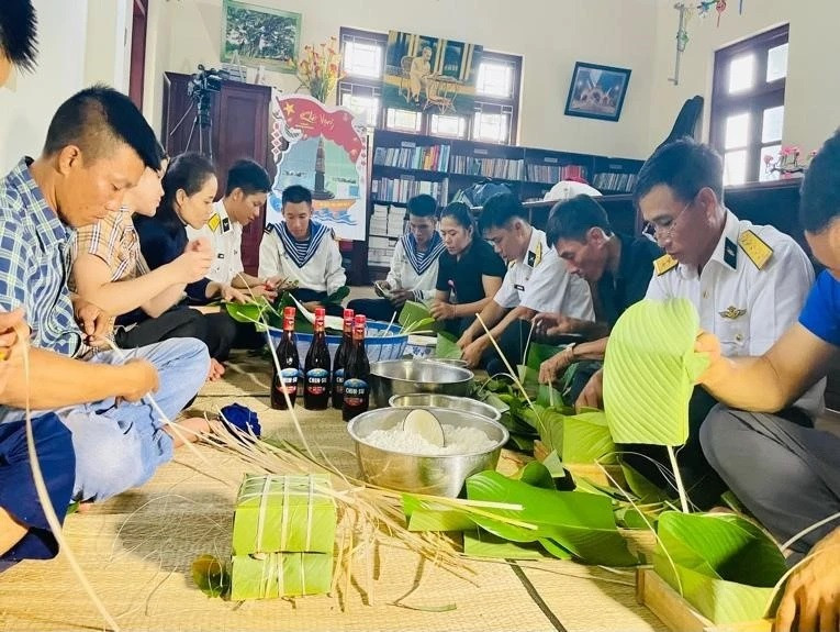 Un autre groupe de soldats confectionne du "bánh chưng". Photo : NDEL. Un autre groupe de soldats confectionne du "bánh chưng". Photo : NDEL.