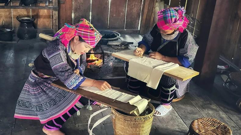 La diversité des cultures ethniques combinée à la beauté des monuments et des paysages a créé les conditions nécessaires au développement rapide du tourisme à Than Uyen. Photo : NDEL. La diversité des cultures ethniques combinée à la beauté des monuments et des paysages a créé les conditions nécessaires au développement rapide du tourisme à Than Uyen. Photo : NDEL.