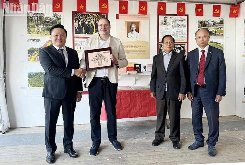 Le rédacteur en chef adjoint, Phan Van Hung, remet un souvenir à Vincent Boulet, membre de l'exécutif national du PCF chargé des relations internationales. Photo : NDEL.