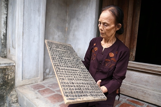 La pagode conserve 210 anciennes gravures de sutras en bois tendre et durable. La plus petite version mesure 18 cm de large et 50 cm de longueur et la plus grande version mesure 30 cm sur 80 cm. Photo : VOV La pagode conserve 210 anciennes gravures de sutras en bois tendre et durable. La plus petite version mesure 18 cm de large et 50 cm de longueur et la plus grande version mesure 30 cm sur 80 cm. Photo : VOV