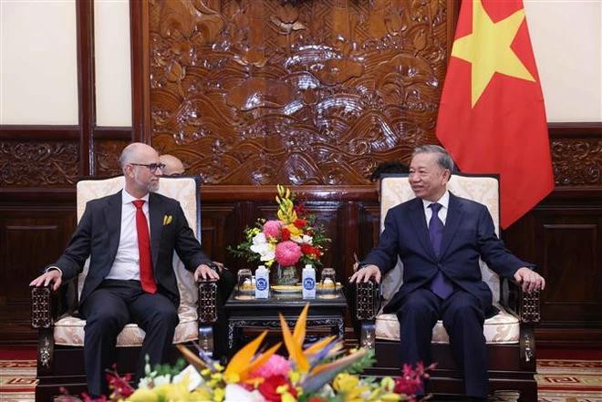 Le président Tô Lâm (droite) a rencontré le 2 août à Hanoï l'ambassadeur du Canada au Vietnam Shawn Steil. Photo : VNA. Le président Tô Lâm (droite) a rencontré le 2 août à Hanoï l'ambassadeur du Canada au Vietnam Shawn Steil. Photo : VNA.