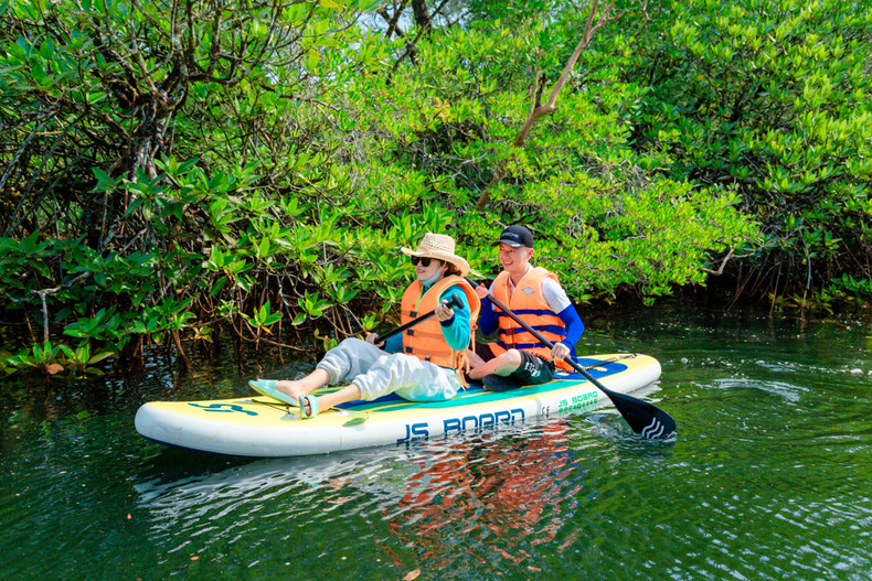 Pendant la saison des pluies, son eau est trouble, mais à la saison sèche, elle redevient bleue. Pour explorer la beauté de la rivière, les visiteurs peuvent la découvrir en bateau Sup. Pendant la saison des pluies, son eau est trouble, mais à la saison sèche, elle redevient bleue. Pour explorer la beauté de la rivière, les visiteurs peuvent la découvrir en bateau Sup.