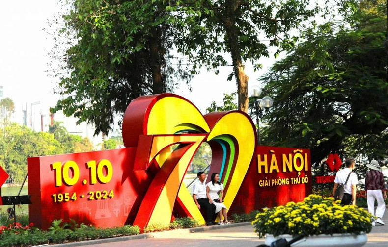 Une structure célébrant le Jour de la libération installée près du lac de Hoan Kiem. Photo : baoquocte.vn Une structure célébrant le Jour de la libération installée près du lac de Hoan Kiem. Photo : baoquocte.vn