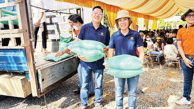 Trân Thi Thanh Nhung et son équipe livrent du riz aux pauvres. Photo : NDEL.