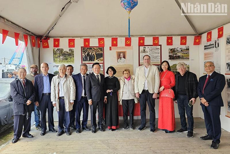 Le rédacteur en chef adjoint Phan Van Hung et des Vietnamiens en France et des Français attachés au Vietnam. Photo : NDEL.