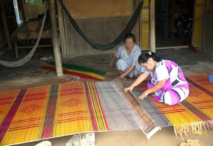 Les images et les motifs de nattes de Ca Hom sont souvent soigneusement sélectionnés par les artisans pour chacun de leurs produits. Photo : baoquocte.vn Les images et les motifs de nattes de Ca Hom sont souvent soigneusement sélectionnés par les artisans pour chacun de leurs produits. Photo : baoquocte.vn