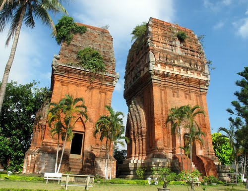 Situées dans le centre-ville de Quy Nhon, les tours jumelles de Hung Thanh ont été construites au XIIe siècle. La tour nord est haute d’environ 16 m et la tour sud est un peu plus petite. Ces tours sont décorées de bas-reliefs finement sculptés avec oiseaux et animaux sacrés. Photo : toquoc.vn
