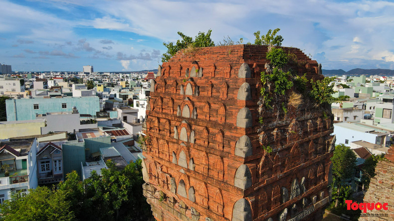 Les deux tours restantes ont été bien préservées, avec d’importants efforts de restauration entrepris dans les années 1960, puis dans les années 1990. La dernière restauration, réalisée entre 1990 et 1995, s’est principalement concentrée sur la réparation des toits des deux tours. Le grès utilisé dans la restauration a été soigneusement choisi pour correspondre au matériau d’origine, bien que les visiteurs puissent encore discerner des différences entre l’architecture d’origine et les sections restaurées.