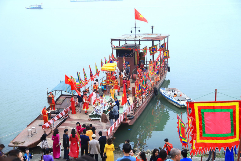 Suite aux offrandes faites à la divinité du fleuve, le prêtre, agissant au nom des villageois, récupère l’eau sacrée de la rivière Rouge. Cette eau était ensuite filtrée à travers un tissu rouge et transportée jusqu’à la maison communale de Bat Tràng.