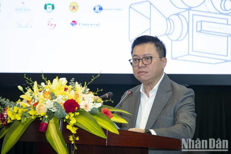 Lê Quôc Minh, membre du Comité central du PCV et rédacteur en chef du journal Nhân Dân, qui est également chef adjoint de la Commission des communications et de l’éducation du PCV; prend la parole. Photo : NDEL.