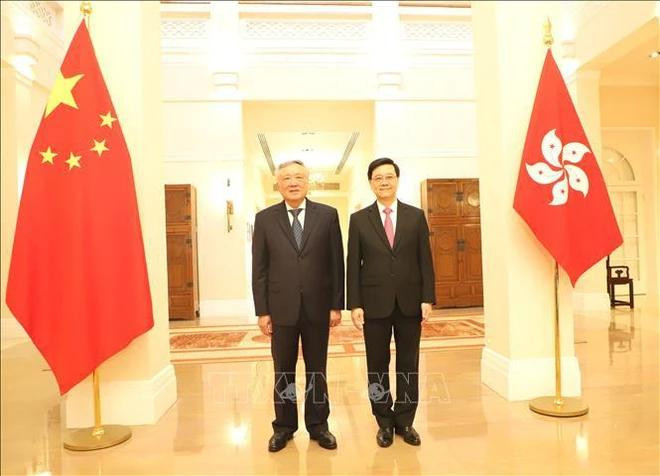 Le vice-Premier ministre permanent Nguyen Hoa Binh (gauche) et le chef de l'exécutif de la Région administrative spéciale de Hong Kong, Lee Ka-chiu. Photo: VNA Le vice-Premier ministre permanent Nguyen Hoa Binh (gauche) et le chef de l'exécutif de la Région administrative spéciale de Hong Kong, Lee Ka-chiu. Photo: VNA