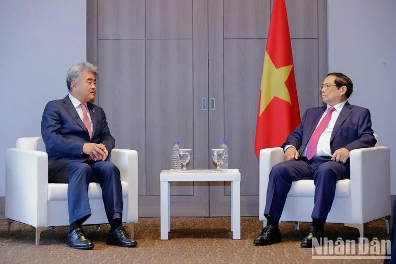 Le Premier ministre Pham Minh Chinh (à droite) reçoit le dirigeant du groupe Daewoo E&C. Photo : NDEL