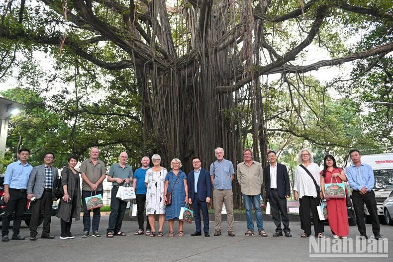 Une photo de souvenirs entre les dirigeants du journal Nhân Dân et les délégués du FOJO. Photo : NDEL. Une photo de souvenirs entre les dirigeants du journal Nhân Dân et les délégués du FOJO. Photo : NDEL.