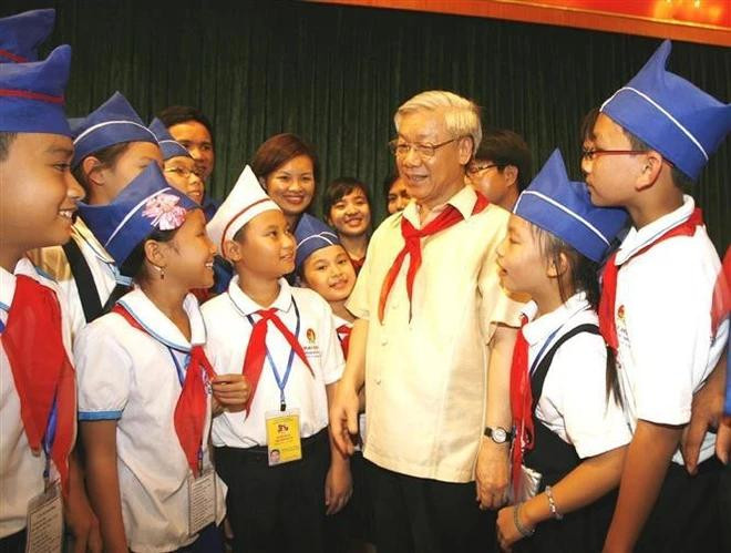 Le président de l'Assemblée nationale, Nguyên Phu Trong, rencontre une délégation des "Enfants de l'Oncle Hô" de la province de Ha Tinh en visite à Hanoï, le 28 juin 2010. Photo : VNA. Le président de l'Assemblée nationale, Nguyên Phu Trong, rencontre une délégation des "Enfants de l'Oncle Hô" de la province de Ha Tinh en visite à Hanoï, le 28 juin 2010. Photo : VNA.