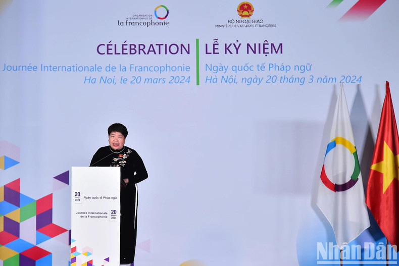 Nguyên Thuy Anh, membre du Comité central du Parti, président du Comité social de l'Assemblée nationale, présidente de la section vietnamienne de l’Assemblée parlementaire de la Francophonie, prononce un discours.