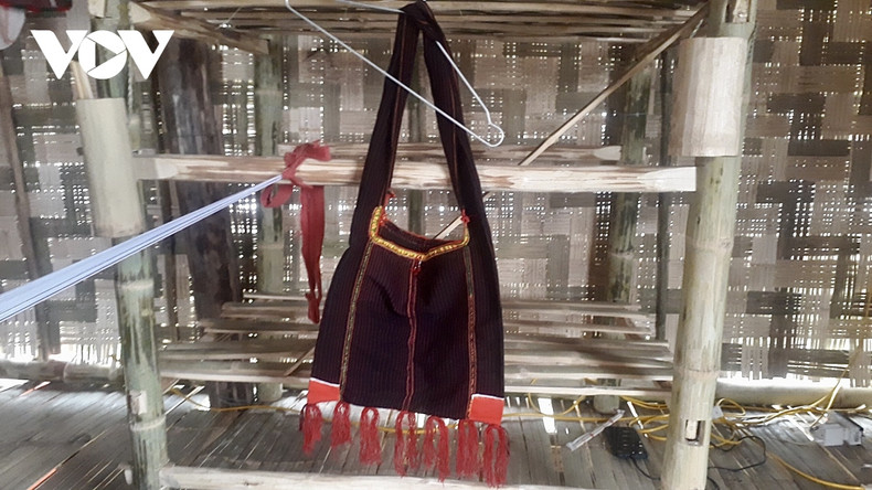 Le sac rouge est plus difficile à tisser et demande plus de temps. Lorsqu’un homme se marie, il doit porter un sac rouge lors de la cérémonie. Photo : VOV. Le sac rouge est plus difficile à tisser et demande plus de temps. Lorsqu’un homme se marie, il doit porter un sac rouge lors de la cérémonie. Photo : VOV.