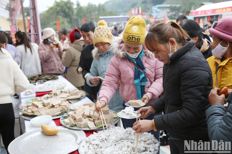 Des produits sont présentés aux visiteurs. Des produits sont présentés aux visiteurs.