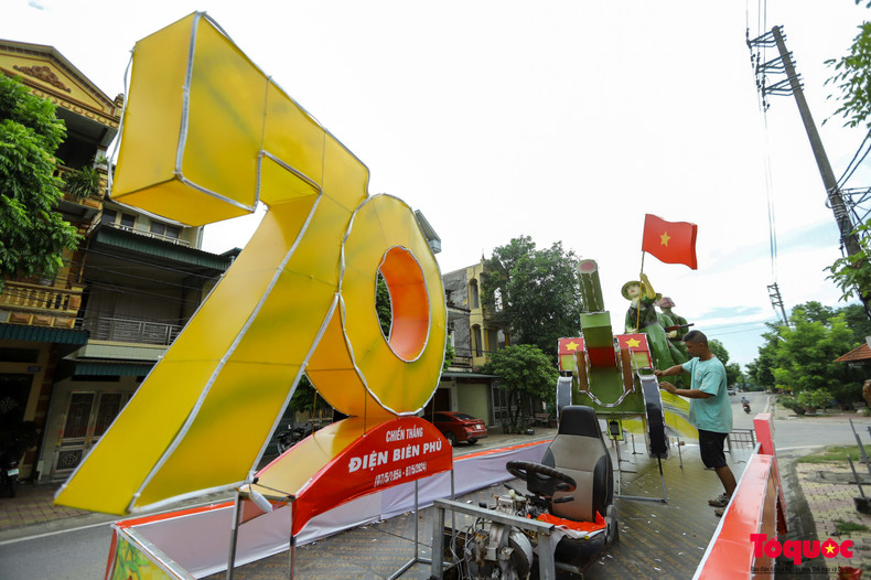 Ha Tien Cong qui se trouve dans le quartier Trung Mon, ville de Tuyen Quang, est réputé pour ses lanternes de la Mi-Automne depuis de nombreuses années. Dès les premiers modèles destinés aux quartiers, il s’est bâti une réputation dans la fabrication de lanternes géantes de la Mi-Automne. Cette année, pour célébrer le 70e anniversaire de la victoire de Diên Biên Phu, il a décidé de réaliser une maquette avec le symbole des soldats de Diên Biên brandissant le drapeau de la victoire sur le toit du tunnel du général de Castries. Ha Tien Cong qui se trouve dans le quartier Trung Mon, ville de Tuyen Quang, est réputé pour ses lanternes de la Mi-Automne depuis de nombreuses années. Dès les premiers modèles destinés aux quartiers, il s’est bâti une réputation dans la fabrication de lanternes géantes de la Mi-Automne. Cette année, pour célébrer le 70e anniversaire de la victoire de Diên Biên Phu, il a décidé de réaliser une maquette avec le symbole des soldats de Diên Biên brandissant le drapeau de la victoire sur le toit du tunnel du général de Castries.