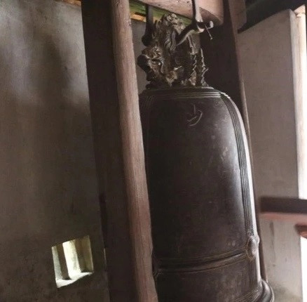 La pagode possède également une ancienne cloche pesant 180 kg, décorée de caractère chinois, qui a été moulé pendant la dynastie Le. La cloche a été volée et perdue à plusieurs reprises. Actuellement, la pagode conserve encore de nombreux objets rares. Photo : VOV La pagode possède également une ancienne cloche pesant 180 kg, décorée de caractère chinois, qui a été moulé pendant la dynastie Le. La cloche a été volée et perdue à plusieurs reprises. Actuellement, la pagode conserve encore de nombreux objets rares. Photo : VOV
