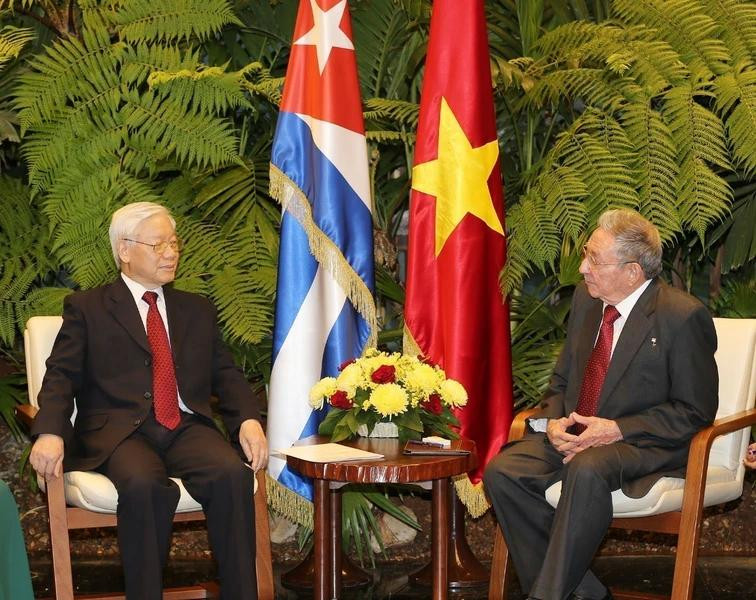 Le secrétaire général du Part communiste du Vietnam, Nguyên Phu Trong (à gauche), s’entretient avec le premier secrétaire du Comité centre du Parti communiste de Cuba, président du Conseil d’Etat du Conseil des ministres de Cuba, Raul Castro Ruz (La Havane, le 29 mars 2018). Photo : VNA.