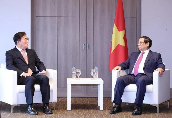 Pham Minh Chinh travaille avec Jeong Cheol Dong, directeur exécutif de LG Display. Photo : VNA. Pham Minh Chinh travaille avec Jeong Cheol Dong, directeur exécutif de LG Display. Photo : VNA.