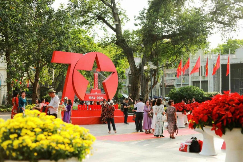 Le 16 juillet 1999, Hanoi est devenue la première ville d'Asie à se voir décerner le titre de « Ville pour la paix » par l'Organisation des Nations unies pour l'éducation, la science et la culture (UNESCO). Ce titre est associé à Hanoi depuis 25 ans. Photo : baoquocte.vn Le 16 juillet 1999, Hanoi est devenue la première ville d'Asie à se voir décerner le titre de « Ville pour la paix » par l'Organisation des Nations unies pour l'éducation, la science et la culture (UNESCO). Ce titre est associé à Hanoi depuis 25 ans. Photo : baoquocte.vn