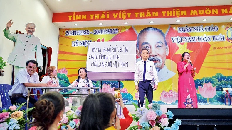 Un spectacle lors de la célébration de la Journée des enseignants vietnamiens organisée en Thaïlande. Photo : NDEL.