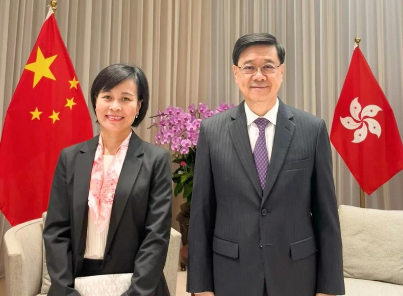 La consule générale vietnamienne à Hong Kong et Macao (Chine), Le Duc Hanh (à gauche) et le chef de l’exécutif de la région administrative spéciale de Hong Kong, Lee Ka-chiu. Photo : baoquocte.vn