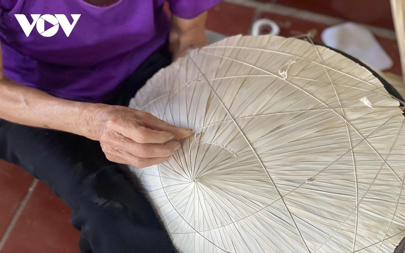 La fabrication de chapeaux coniques comporte 8 étapes, l'étape la plus difficile étant celle des aiguilles à coudre. Le talent des producteurs du village de Mao Cau réside dans le fait que les joints et les crochets lors de la couture sont cachés et qu'en regardant le chapeau, on ne peut voir que les points de manière uniforme.