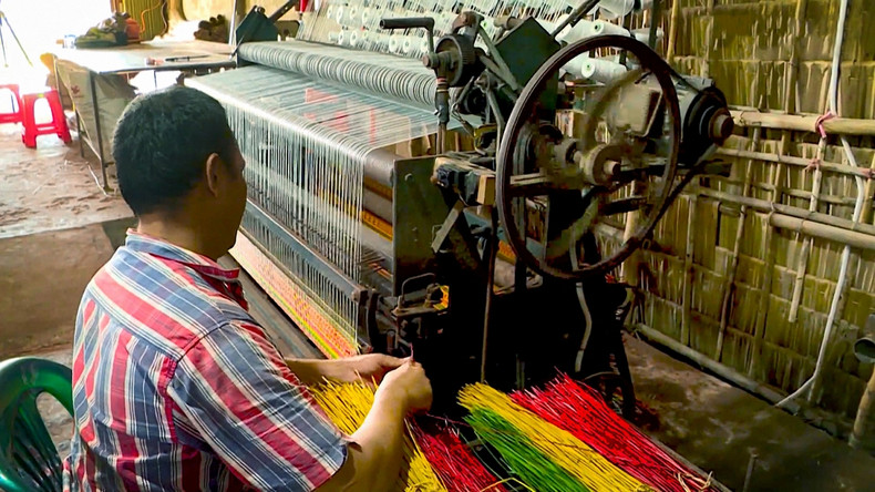 Actuellement, de nombreux ménages ont mécanisé la production, réduisant ainsi les coûts, mais la netteté est encore pire que celle du tissage à la main. Photo : VOV.