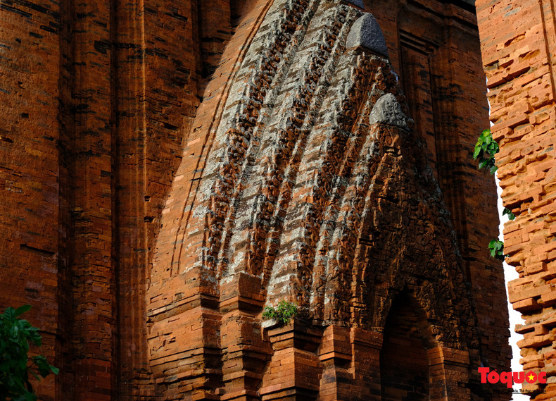 L’architecture des tours jumelles est décrite comme presque parfaite. Une caractéristique notable est la frise de singes qui longe le bord des murs, culminant avec des statues d’oiseaux Garuda aux coins saillants. Contrairement aux autres tours Cham, qui sont généralement divisées en trois niveaux, les deux tours présentent un système complexe de plusieurs faux niveaux.