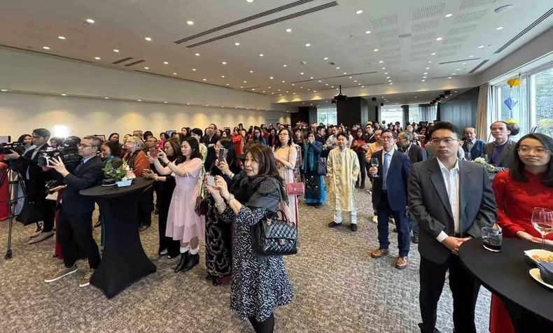 La communauté vietnamienne de Belgique et du Luxembourg a exhorté à continuer de promouvoir l’esprit de solidarité, d’attachement, de soutien mutuel et d’apporter des ressources intellectuelles, économiques au pays natal. Photo : baoquocte.vn