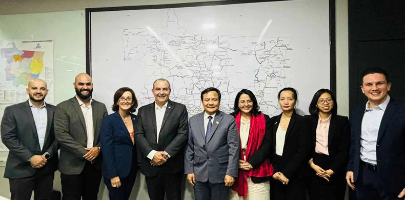 L’ambassadeur Bui Van Nghi au bureau du vice-gouverneur de l’État du Mato Grosso. Photo : baoquocte.n L’ambassadeur Bui Van Nghi au bureau du vice-gouverneur de l’État du Mato Grosso. Photo : baoquocte.n