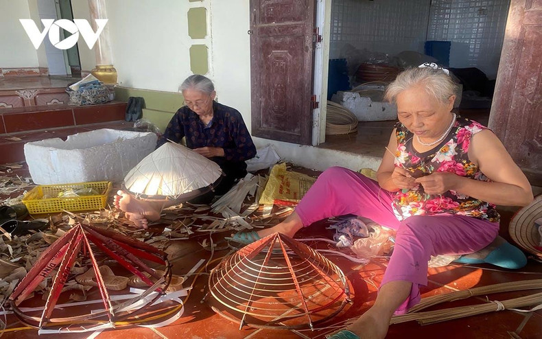 Cependant, actuellement dans le village, il y a très peu de ménages qui pratiquent ce métier car il faut 7 à 8 heures pour fabriquer un chapeau fini et les revenus ne sont pas élevés.