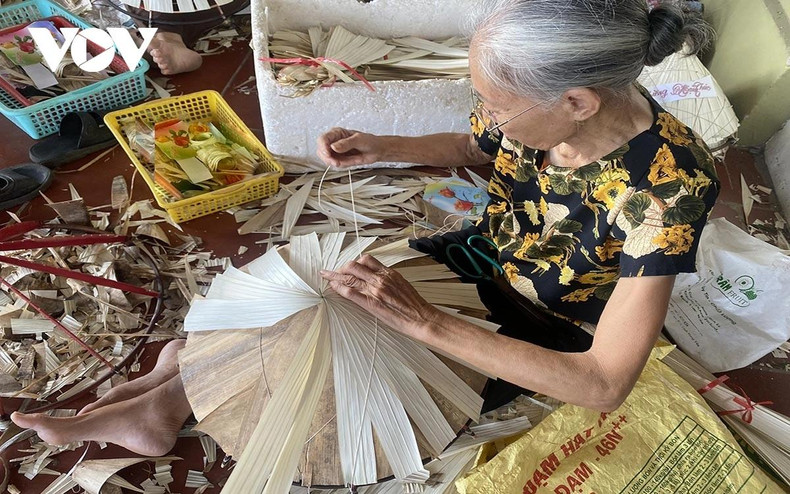 Nhu Thi Toan, domiciliée dans le village de Mao Cau, avec 60 ans d'expérience est passionnée par la fabrication de chapeaux coniques. Pour elle, le chapeau conique n'est pas simplement un objet pour se protéger de la pluie et du soleil, mais il représente également la femme vietnamienne traditionnelle et est l'un des symboles de l'agriculteur vietnamien, doux et simple.