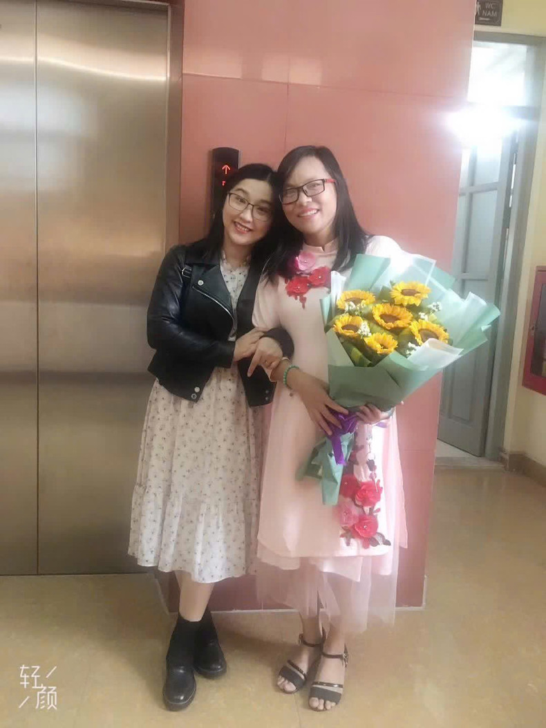 Huang Xiao Long (à gauche) et sa professeure vietnamienne, Nguyen Thi Phuong Thuy. Photo : thoidai.com.vn