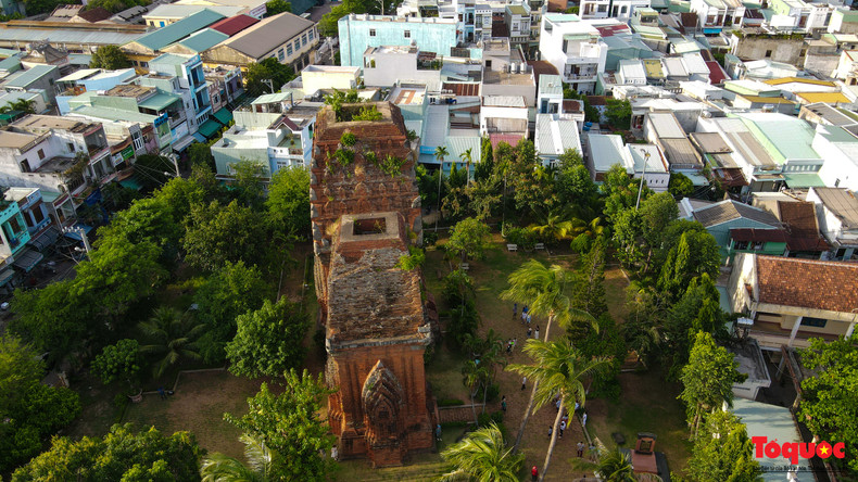 À l’origine, le site se composait de trois tours interconnectées, reliées par un chemin sinueux. Cependant, au fil du temps, seules deux tours ont survécu. La tour la plus au nord s’est effondrée au XIXe siècle, et une structure de remplacement, construite plus tard, n’a pas non plus duré. Aujourd’hui, la zone où se trouvait autrefois la troisième tour est un terrain envahi par la végétation.